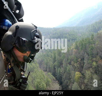 Une garde nationale de l'Armée américaine à partir de la Garde nationale de Caroline du Nord donne un UH-60 Black Hawk pendant un exercice de recherche et sauvetage dans la région de Morganton, NC, le 28 mars 2007. Les 4 jours à plusieurs organismes de recherche et sauvetage est impliquant plus d'une douzaine d'organismes, y compris la garde nationale de Caroline du Nord, les services d'incendie, les services médicaux d'urgence, et de dirigeants de l'Etat. Tech. Le Sgt. Brian E. Christiansen Banque D'Images