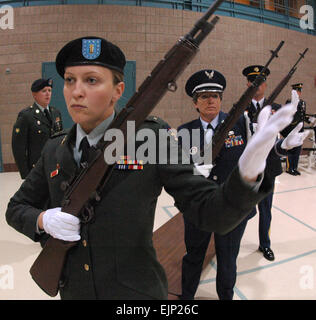 De gauche, de l'armée américaine de la CPS. Thomas Lawler, et slt h ?tel Moranda Flemmer, tous deux de la Garde nationale du Dakota du Nord, et le conseiller-maître Sgt. Karen F. Erickson, Dakota du Nord Air National Guard, et de la CPS. David Saari, Dakota du Nord, la pratique de Garde Nationale d'armée au cours des procédures d'entraînement de l'équipe honneur funérailles militaires au Centre de Réserve des Forces armées, Fargo, N.D., 17 août 2007. Le conseiller-maître Sgt. David H. Lipp Banque D'Images