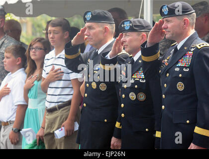 Le lieutenant général William Caldwell IV à gauche, le général Charles Jacoby Jr., et le lieutenant général Perry Wiggins saluer les couleurs 4 septembre au cours d'une cérémonie de passation de commandement tenue dans le quartier historique de quadrangle. Caldwell quitte le commandement de la Cinquième armée, la même commande son père, le Lieutenant-général retraité. William Caldwell III, tenue avant de prendre sa retraite en 1980, à la fois dans leur 37e année de service. Jacoby a été l'agent principal de la cérémonie et est le commandant de la défense aérospatiale de l'Amérique du Nord et le Commandement du Nord des États-Unis. Wiggins a été le général commandant adjoint de l'armée américaine pour la Cinquième armée du nord et a été promo Banque D'Images