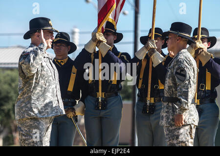 Le lieutenant-général Mark A. Milley gauche, général commandant de corps et de Fort Hood, récite le serment d'officiers avec le brigadier. Le général Viet Luong, commandant général adjoint de manœuvre, au cours d'une cérémonie de promotion chez Cooper sur le terrain Fort Hood au Texas, le 6 août. Luong, un émigrant vietnamien vietnamien est le premier-né général/amiral commandant de l'armée américaine. Le Sgt. Angel Turner, 1re Division de cavalerie/relâché Banque D'Images