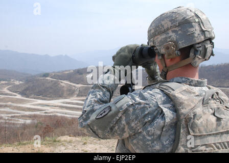 1Lt James Cocran, 3e Chef de section pour la société B 52ème Inf. Reg. et antichar observe un incendie au cours de sa mission de régler "les compagnies à pied et tirer la vie" formation incendie le 19 avril. La formation faisait partie du Foal Eagle 2012 un exercice annuel d'entraînement axé sur le renforcement du partenariat et de techniques de combat de guerre des deux armées. Banque D'Images