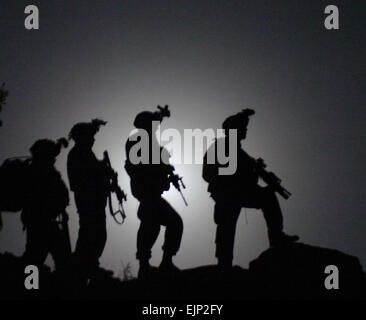 Les soldats de la Compagnie B, 1er Bataillon, 32e Régiment d'infanterie, 10e division de montagne, attendre les ordres de sortir sur une patrouille de nuit conçu pour interrompre la circulation des chasseurs ennemis dans la province de Nuristan. Photographe : SPC. Eric JungelsView Mobile Portefeuille 129e Détachement des affaires publiques Banque D'Images