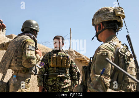 Des soldats américains avec 3e Bataillon, 509e Régiment d'infanterie, Airborne, Task Force 4-25, mener une patrouille de soldats de l'Armée nationale afghane dans Tatanak, province de Paktya, Afghanistan, le 14 juin 2012. Banque D'Images