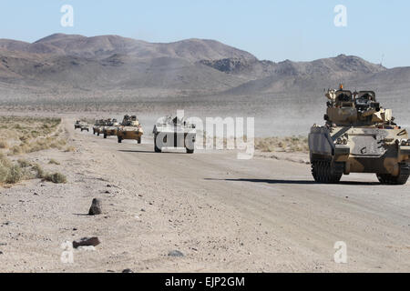 Troopers du 2e escadron 11e Régiment de cavalerie blindée, la force adverse au Centre National d'entraînement, passer à l'offensive à mener un travail sur l'engagement de la force avec la 4e Division d'infanterie à Fort Irwin Californie 5Nov 2012. Le capitaine Chad Cooper, 11e Régiment Blindé Cavarly Officier des affaires publiques. Banque D'Images