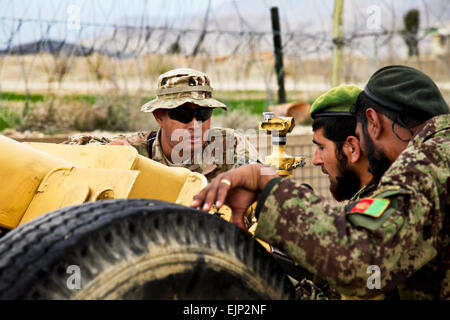 Le sergent de l'armée américaine. Leopoldo Bejarano Jr., gauche, observe un militaire afghan régler l'objectif sur un D-30 canon obusier sur base d'Mehtar Lam dans la province de Laghman, 12 mars 2013. Bejarano, affecté à la Division de cavalerie du 5e Bataillon du 82e Régiment d'artillerie, 4e Brigade Combat Team, formé les soldats afghans sur la façon de bien faire fonctionner l'obusier. La CPS. Claire Andrew Baker Banque D'Images