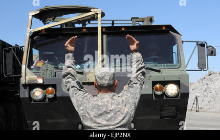 Le sergent de l'armée américaine. Chris D. Martinez, un chauffeur de camion avec le 2220th Transportation Company, de la Garde nationale de l'Arizona, des guides d'un système de chargement palettisé camion dans une zone d'étape près de Winnemucca, Nevada, le 9 juillet 2012. Avec les soldats de l'unité, basée à Tucson (Arizona), participaient à l'opération de chargement d'or, une réserve pour l'exercice de la composante militaire. Le sergent de l'armée américaine. Gary A. Witte, 300e Détachement des affaires publiques Mobiles Banque D'Images