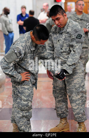 Le Sgt. Marco A. Robledo explique sa prothèse de bras et de la main du Lieutenant-commandant de la Marine. Benjamin Nguyen, au palais Al Faw sur camp Victory, l'Iraq, le 21 juin. Robledo, avec cinq autres soldats, sont retournés à l'Iraq pour visiter les bases d'opérations avancées d'être témoins des changements qui ont eu lieu en raison de leurs sacrifices. Robledo a été blessé le 26 mai 2007, lorsqu'un IED a frappé le convoi qu'il était en. Combat d'amputé vets retour à l'Iraq de 'bon' / sortie-news/2009/06/23/23310-amputee-combat-vets-retour à l'iraq-pour-bon-quitter/ ?ref =home-Titre-titre0 Banque D'Images