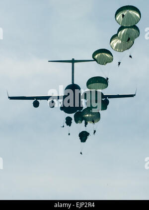 Plus de 1 600 parachutistes drop Drop Zone sur la Sicile au cours de la 15e édition annuelle de Randy Oler Opération Memorial Toy Drop à Fort Bragg, Caroline du Nord, le 8 décembre 2012. Les soldats ont fait don d'un nouveau jouet déballé hier au Pape Army Airfield's Green pour gagner un siège de la rampe pour aller d'aujourd'hui et aussi la chance de gagner un saut en suspension dans l'ailes de participer pays allié jumpmasters. Toy Drop, organisé par l'armée américaine des affaires civile &AMP ; commande d'opérations psychologiques en vol, est la plus grande opération aéroportée combinée dans le monde. Banque D'Images