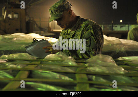 Le s.. James Mosier, fourniture générale sous-officier responsable de la mission opérationnelle de la charge, de rations inspecte les rations opérationnels qui ont été fixés avec la compensation par des soldats de la 38e Brigade de soutien, vendredi, 8 mars 2013. Les palettes seront livrés aux troupes au sol en Afghanistan. Le Sgt. 1re classe Tina R. Eichenour, 38e Brigade de soutien Banque D'Images