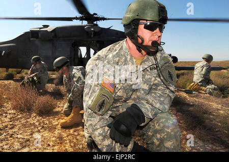 Les soldats quittent l'armée américaine un HH-60 Pave Hawk helicopter au cours de la formation sur la zone de formation du verger, New York, 16 septembre 2009. Les soldats sont affectés à la Garde nationale de l'Armée de l'Utah, 19e Groupe des forces spéciales, et l'équipage de l'hélicoptère est affecté à la 34e Escadron d'armes, United States Air Force, la Nellis Air Force Base, Nevada Le 34e Escadron d'armes mène l'emploi de la phase terminale d'armes Nellis programme scolaire. Le sergent-chef. Kevin J. Gruenwald Banque D'Images