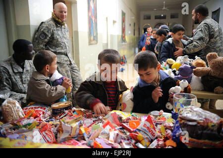 Les garçons irakiens orphelins choisir parmi un assortiment de jouets, de la nourriture et des fournitures scolaires portés à leur attention par des soldats de l'Armée américaine à l'Orphelinat de Saint Joseph à Al Qosh, l'Iraq, le 23 décembre 2008. Les soldats sont affectés aux troupes Ironhawk, 3e Escadron, 3e régiment de cavalerie blindée. Le s.. JoAnn S. Makinano Banque D'Images