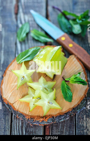 Carambole sur planche de bois et sur une table Banque D'Images