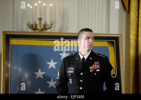 Ancien U.S. Army Le s.. Ryan M. Pitts est de parade reste pendant une médaille d'honneur cérémonie à la Maison Blanche à Washington, D.C., le 21 juillet 2014. Ministère de la Défense News photo par EJ Hersom /medalofhonor/pitts/profile/index.html /medalofhonor/pitts/profile/index.html Banque D'Images