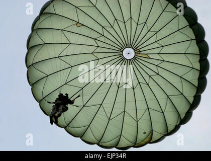 Paratrooper avec un T10D du 1er Bataillon de parachutistes, 508th Parachute Infantry Regiment, 4e Brigade Combat Team, 82e Division aéroportée, prépare à la terre 5 mai à Hollande, Fort Bragg, N.C. Le T-10 de parachutes ont été en service dans l'armée depuis les années 1950. Le Sgt. Stephen Decatur Banque D'Images