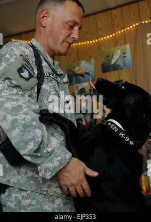 Spécialiste de l'armée américaine Chris Belleville, conducteur de chien de la 25e Division d'infanterie, passe du temps avec son chien Cookie pour bâtir la confiance et de bonnes relations dans sa vie, le 28 août 2009. Les chiens de travail sont principalement spécialisé dans les stupéfiants, d'explosifs ou sont formés pour suivre à l'aide de leur odeur. Banque D'Images