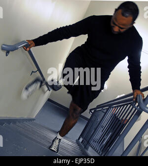 Le personnel de la réserve de l'Armée de Sgt. Alfredo De Los Santos affiche ce que l'X2 de prothèse de genou à microprocesseur peut faire en marche vers le haut d'un escalier au centre de formation avancée militaire au Walter Reed Army Medical Center à Washington, D.C., le 8 décembre 2009. Les patients à Walter Reed de la prochaine génération de test / prothèse-news/2009/12/10/31638-patients-à-walter-reed-test-next-generation-prothèse/index.html Banque D'Images