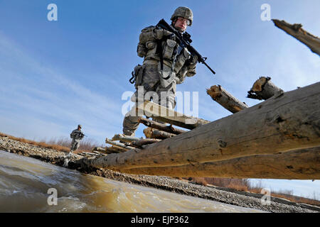 La CPS de l'armée. Erik Martin utilise une passerelle pour traverser une rivière au cours d'une mission d'Khwazi pied village, Afghanistan, le 14 décembre. Les membres de l'Équipe de reconstruction provinciale Zabul a visité le village d'une enquête auprès d'un site pour un futur bien projet. PRT Zabul est composé de la Force aérienne, l'armée, Département d'État, l'Agence américaine pour le développement international et le personnel du ministère de l'Agriculture des États-Unis qui travaillent avec le gouvernement afghan à améliorer la gouvernance, de la stabilité et du développement de l'ensemble de la province. U.S. Air Force photo/Le s.. Brian Ferguson Banque D'Images