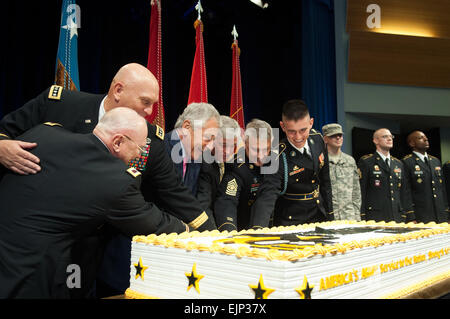 Le secrétaire à la défense Chuck Hagel, secrétaire de l'Armée John McHugh, chef d'état-major de l'armée américaine le Général Ray Odierno, sergent-major de l'Armée Le Sgt. Le Major Raymond F. Chandler III, le plus vieux et le plus jeune des soldats dans l'auditoire couper un gâteau au cours d'une cérémonie célébrant le 238e anniversaire de l'Armée de terre au Pentagone le 13 juin 2013. Le s.. Teddy Wade Banque D'Images