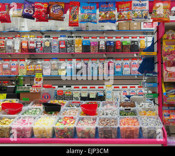 Décrochage sucrés traditionnels sur Bolton marché couvert, dans le Lancashire, Royaume-Uni avec bols de bonbons vrac prêt à être pesé. Banque D'Images