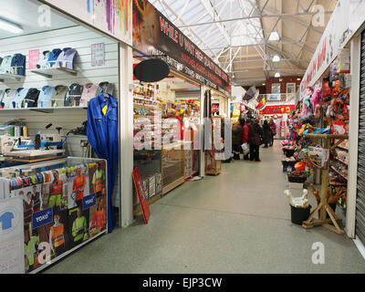 Marché couvert de Bolton, dans le Lancashire, Royaume-Uni, montrant les différents étals de marché. Banque D'Images