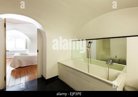 Dans l'hôtel palace historique, de l'intérieur, vue de la salle de bains chambre à coucher Banque D'Images