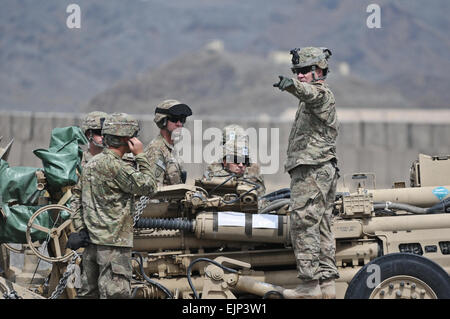 La 1ère Armée américaine Sgt. Michael Strate droite, C-batterie, 1er Bataillon Air Assault, 377e Régiment d'artillerie, Groupe de travail Spartan Steel, prépare pour le transport de l'obusier M777 à partir de la base d'avant poste à Salerne Chamkani 28 mars. L SPC. Eric-James Estrada Banque D'Images