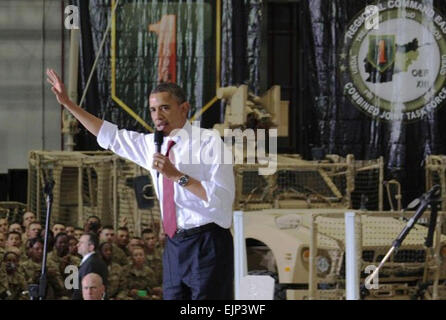 Le président Barack Obama aborde les soldats de 1re Division d'infanterie et les Forces de la Coalition à Bagram Airfield 1 mai. Le président est arrivé dans la capitale de l'Afghanistan de Kaboul pour une visite éclair avec les dirigeants afghans et de l'OTAN. Le lieutenant-colonel Eric Timmerman, 1re Division d'infanterie Banque D'Images