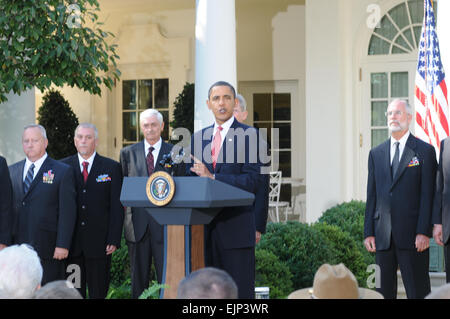 Anciens combattants de la troupe Alpha, 1er Escadron, 11e Régiment de cavalerie blindée, écouter le président Obama parler lors d'une cérémonie à la Maison Blanche mardi. Leur unité a reçu la Presidential Unit Citation pour héroïsme pendant la guerre du Vietnam alors que le sauvetage des membres de la Compagnie Charlie, 1re Division de cavalerie, qui ont été piégés par les chasseurs ennemis. Crédit photo : Nate D. le hareng. Voir plus d'héroïsme de la CITES : Le Président de l'ACR 11 troopers au Vietnam /-news/2009/10/20/29055-président-cites-de-héroïsme 11e-acr-troopers-en-vietnam/ Banque D'Images