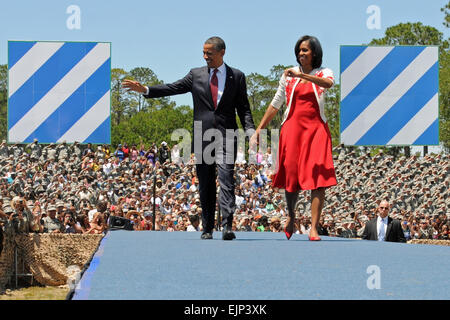 Le président Barack Obama et Première Dame Michelle saluer une foule de plus de 10 000 soldats, membres de la famille et des membres de la 3ème Division d'infanterie lors d'une visite communautaire Fort Stewart, Ga., 27 avril. Le Sgt. Mary S. Katzenberger, 4IBCT, 3ID Public Affairs Banque D'Images