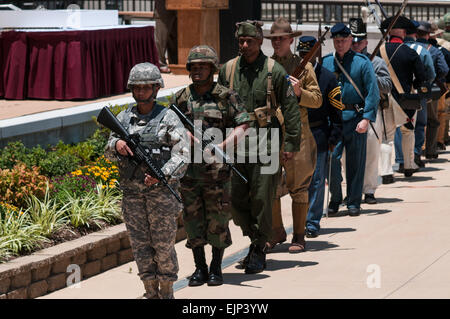 Les soldats portent l'uniforme au cours de la période du 238e anniversaire de l'armée à l'armée américaine l'armée américaine et de commandement des Forces canadiennes du quartier général du Commandement de la réserve, le 13 juin 2013, à Fort Bragg, N.C. La FORSCOM/USARC cérémonie comprenait la musique de l'Armée de terre et des soldats de la bande s'habiller en uniforme d'époque représentant les 238 ans d'histoire de l'armée américaine. Timothy Hale Banque D'Images