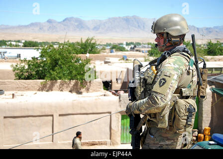 Le sergent de l'armée américaine. Joshua Prescott, l'équipe d'assistance aux forces de sécurité, la Garde nationale du Texas, fournit la sécurité dans un poste de police en Afghanistan, le 29 avril 2013. L'équipe développé est responsable de l'encadrement et les agents de la PUA d'assurer la sécurité des facilitateurs de la coalition. Le Sgt. Jessi Ann McCormick Banque D'Images