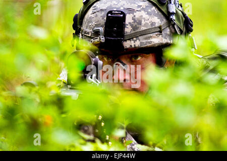 La FPC. Dustin Doyen, un fantassin du 82e Airborne Division's 1st Brigade Combat Team, la sécurité tire derrière une mitrailleuse alors que le reste de son peloton cherche une ferme pour un peloton de renseignement au cours de la formation et de l'exercice d'évaluation le 27 avril 2011, à Fort Bragg, N.C. Bataillon du doyen, le 1er bataillon du 504e Parachute Infantry Regiment, a été chargé de compléter une brigade de parachutistes en ce moment sur le court-avis de la force de réaction mondiale. Le Sgt. Michael J. MacLeod Banque D'Images