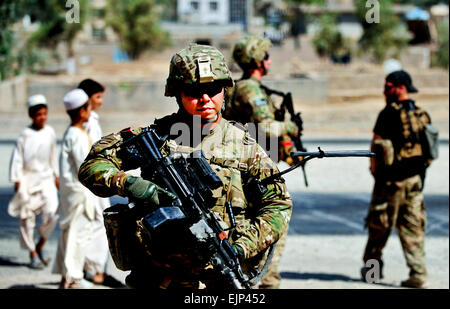 U.S. Army National Guard de la CPS. Terry fier, un membre de la Force de sécurité de l'Équipe provinciale de reconstruction Farah, tire sur la sécurité pendant une mission dans la province de Farah, de la ville de Farah, l'Afghanistan, le 12 mai. Les membres de l'EPR sont rencontre avec les sections locales pour recueillir des informations et des opinions sur les conditions de vie dans la ville de Farah. Banque D'Images