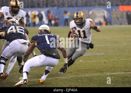 Lake Bluff, Illinois, A.J. indigènes Schurr brouille avec le ballon au cours de la 114e Army-Navy game au Lincoln Financial Field à Philadelphie, Pennsylvanie, le 14 décembre 2013. La Marine a gagné 34-7, étendant leur série de victoires contre l'Armée pour la 12e année consécutive. Schurr, diplômé de l'école secondaire, Libertyville Libertyville, Illinois, est un quart-arrière pour l'armée américaine Black Knights de l'Académie de West Point, N.Y. photo Ministère de la Défense par Marvin Lynchard Banque D'Images