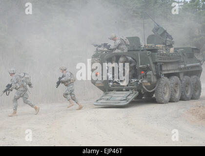 Les soldats de la Compagnie Alpha 1BN, 21ème Inf. Reg. 2e Brigade Combat Team, 25e Division d'infanterie, tactiquement descendre d'leur véhicule Stryker au cours Foal Eagle 2012 dans le cadre d'un exercice de tir réel interarmes au complexe gamme Rodriguez, la Corée du Sud. Banque D'Images