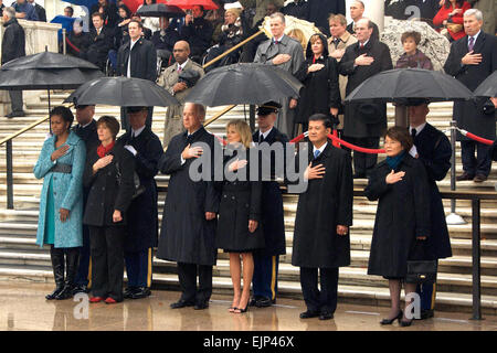 Première Dame Michele Obama, extrême gauche, s'élève avec le Vice-président Joe Biden et le Dr. Jill Biden, centre, et Anciens Combattants Secrétaire Eric K. Shinseki, deuxième à partir de la droite, au cours d'une célébration de la Journée des anciens combattants au cimetière national d'Arlington, Arlington, Va., le 11 novembre, 2009. Banque D'Images
