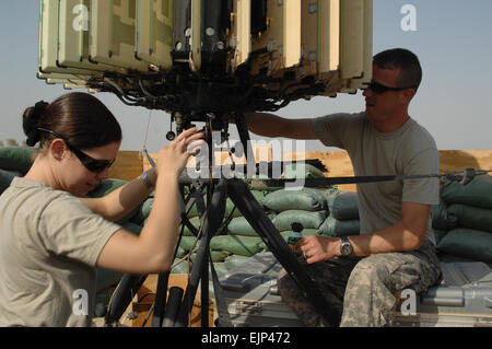 La FPC. Alysha Gleason et le Sgt. Tchad Ervin, tous deux membres de l'Artillerie et de mortiers, roquettes, de l'équipe Echo Batterie, 4e Bataillon, 5e Brigade d'artillerie de défense aérienne, de la conduite d'entretien sur une station radar à la base d'opérations avancée Delta dans le sud de l'Iraq, le 22 août. Banque D'Images