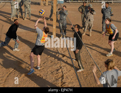 La police nationale irakienne à partir de la 1re Brigade Mécanisée de NP, s'est joint à côtés avec des soldats de la 1re Brigade Combat Team, 4e Division d'infanterie, Multi-National Division-Baghdad, à jouer quelques matches de volley-ball au cours d'une compétition amicale, le 4 février, à la base d'opérations avancée Falcon, situé dans le district de Rashid le sud de Bagdad. La 1ère "Raider" l'équipe féminine de volley-ball de la brigade, un groupe d'officiers et sous-officiers qui jouent pour se divertir pendant leur temps libre, a contesté les forces de sécurité iraquiennes d'une série de comparaisons après qu'ils ont appris que la NP avait une équipe avec Banque D'Images