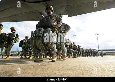 Les soldats de l'Armée américaine à bord d'un C-130 Hercules affecté à la 61e Escadron de transport aérien pour une baisse du personnel à Fort Bragg, Caroline du Nord, le 29 février 2012. Airman Senior Asha Kin, U.S. Air Force. Banque D'Images