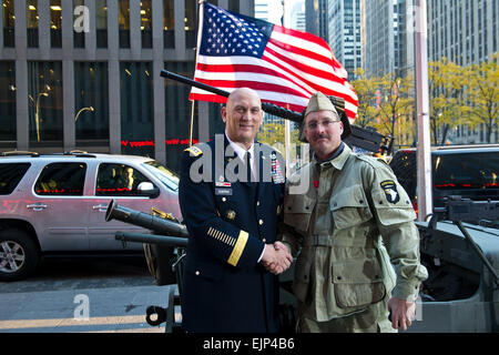 Chef de l'armée américaine, le général Raymond Odierno T. se tient à côté d'un ancien combattant à New York City, New York, au cours de sa visite à participer au défilé des anciens combattants le 11 novembre 2011. Le s.. Teddy Wade Banque D'Images