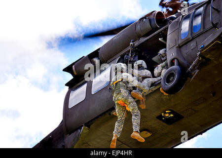 Les soldats de l'armée américaine conduite formation treuil de sauvetage près de la Chesapeake and Ohio Canal dans le comté de New Castle, Delaware, le 4 août 2013. Les militaires sont avec la société F, 1er Bataillon, 126e Régiment d'Aviation Air Ambulance, Texas Army National Guard. U.S. Army National Guard photo prise par le s.. Brendan Mackie Banque D'Images