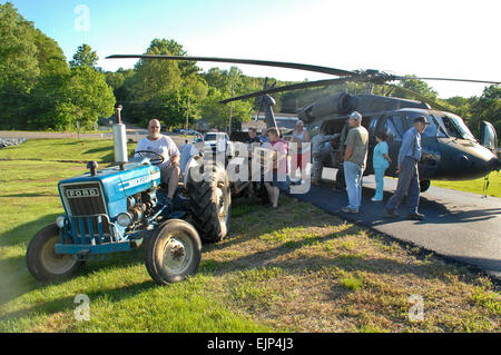 Les membres de l'Army National Guard Tennessee obtenez de l'aide au déchargement de la nourriture et de l'eau provenant d'habitants de Cheatham Comté, au Tennessee, le 5 mai 2010, à la suite d'inondations causées par des pluies. Les soldats sont affectés au 1er Bataillon, 230e escadron de cavalerie de l'air. Capt Darrin Haas Banque D'Images