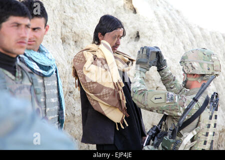 Le Sgt. Jesse Getz, un soldat avec le 1er Escadron, 4e régiment de cavalerie, d'infanterie 4e Brigade Combat Team, 1re Division d'infanterie, utilise le Toolset-Handheld automatisé biométrique de l'identité entre l'équipement de détection système BAT-HIIDE lors d'une patrouille à pied à scanner les rétines des mâles âgés de militaires dans la province de Paktika, Juin 19. L'Armée américaine par la CPS. David J. Barnes Banque D'Images