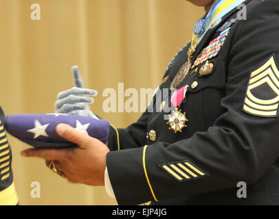 JBLM, Washington le 23 JUIL 2014 - Master Sgt. A. Leroy Petry, reçoit son drapeau de retraite de Brig. Le général Erik Kurilla, ancien commandant de la 75e régiment de Rangers, le 23 juillet. Petry a servi 15 ans dans le 75e régiment de Rangers et est promu au grade de sergent-chef au cours de la cérémonie. Le Sgt. 1re classe Michael R. Noggle, 75e régiment de Rangers NCOIC Affaires publiques. Banque D'Images