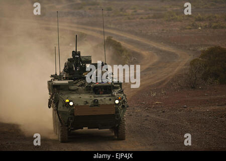 Les soldats de l'Armée américaine à partir de la 1e Bataillon, 21e Régiment d'infanterie, 'vrilles' 2e Stryker Brigade Combat Team, 25 Division d'infanterie de tir sur le retour après avoir terminé un mouvement alterné tout en faisant participer les cibles de 200 à 1000 mètres au cours d'un exercice de tir réel 19 septembre 2012, au domaine de formation, Pohakuloa sur Hawaii. Les soldats du 1er Bataillon, 21e Régiment d'infanterie, 'vrilles' 2e Stryker Brigade Combat Team, 25 Division d'infanterie à un mois de l'exercice dans le domaine de formation, Pohakuloa sur Hawaii, axée sur le niveau du peloton de formation collective avec enabler inte Banque D'Images