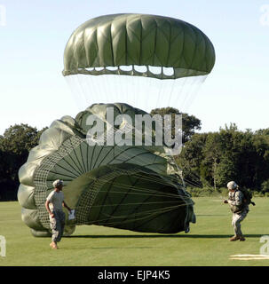 Un concurrent au Rhode Island National Guard's parachute militaire internationale Leapfest concours XXV essaie de réduire son parachute dans la zone de dépôt au 11 août. Photos prises par Tech. Le Sgt. Arthur Deslauriers, 143e Escadron des communications, Rhode Island Army National Guard. Banque D'Images