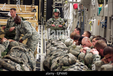 Le lieutenant-colonel David Gardner, commandant du 2e Bataillon du 505th Parachute Infantry Regiment, 3e Brigade Combat Team, 82nd Airborne Division parachutistes les sondages truqués récemment et prêt à sauter à la suite d'un exercice de montage en vol à bord d'Air Force C-17 Globemaster survolant un coin couchage en Caroline du Nord le 23 novembre. Banque D'Images