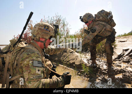 Le Sgt. Travis Webb contribue à la CPS. Steven Andreini, 1er Bataillon, 38e Régiment d'infanterie, Combined Task Force 4-2, traverser la rivière Tarnak, dans le district de Panjwa'i de l'Afghanistan, le 10 avril. Les soldats et leurs homologues de l'Armée nationale afghane a participé à une mission de compensation de deux jours de l'Komandek Ghar. Le Sgt. Kimberly Hackbarth Banque D'Images