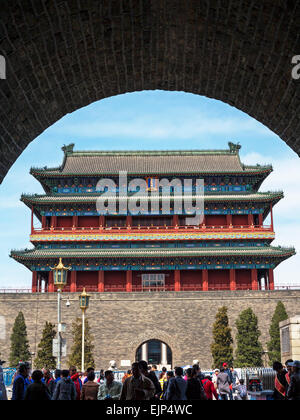 La Chine, Beijing, chinois traditionnel orné porte Zhengyangmen près de la Place Tiananmen Banque D'Images