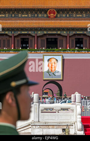 La Chine, Beijing, garde à l'avant du portrait de Mao Zedong sur porte de la paix céleste de la Place Tiananmen Banque D'Images